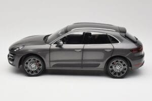 Porsche Macan Turbo 95B Grey Metallic Minichamps 1:18 110062501 メタル - 画像 4/8