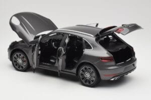 Porsche Macan Turbo 95B Grey Metallic Minichamps 1:18 110062501 メタル - 画像 5/8