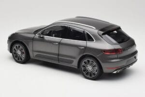 Porsche Macan Turbo 95B Grey Metallic Minichamps 1:18 110062501 メタル - 画像 7/8