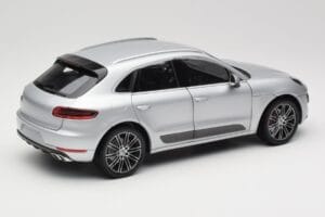 Porsche Macan Turbo 95B シルバー Minichamps 1:18 110062504 メタル - 画像 3/8