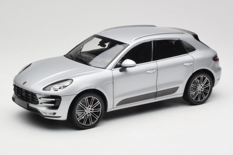 Porsche Macan Turbo 95B シルバー Minichamps 1:18 110062504 メタル