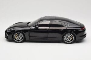 Porsche Panamera 971 Turbo S ブラック メタリック Minichamps 1:18 113061076 メタル - 画像 4/8