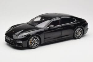 Porsche Panamera 971 Turbo S ブラック メタリック Minichamps 1:18 113061076 メタル