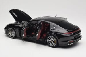 Porsche Panamera 971 Turbo S ブラック メタリック Minichamps 1:18 113061076 メタル - 画像 5/8