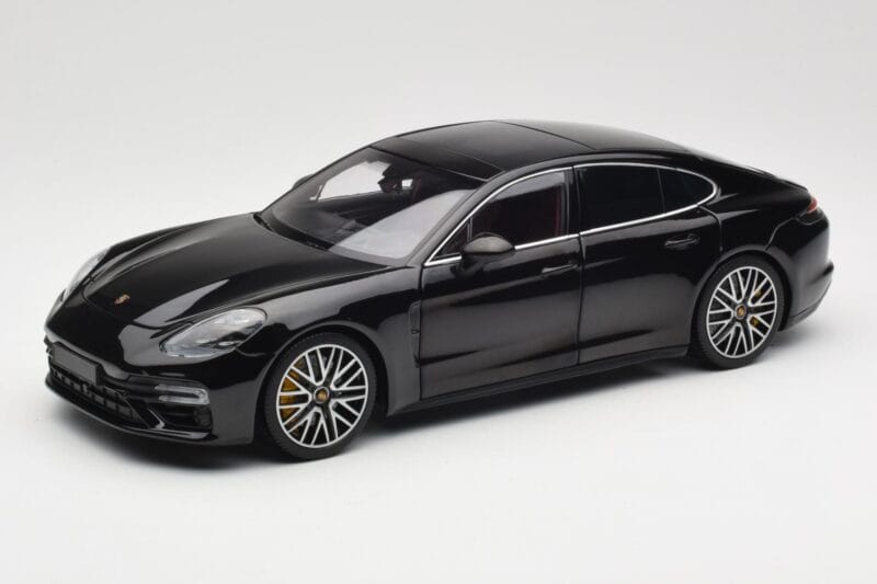 Porsche Panamera 971 Turbo S ブラック メタリック Minichamps 1:18 113061076 メタル