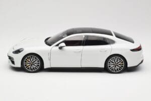 Porsche Panamera 971 Turbo S ホワイト メタリック Minichamps 1:18 113061074 メタル - 画像 4/8