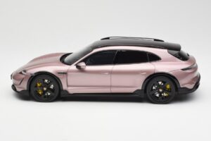Porsche Taycan Turbo S Cross Turismo メタリックピンク GT Spirit 1:18 GT440 レジン - 画像 3/6