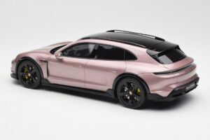 Porsche Taycan Turbo S Cross Turismo メタリックピンク GT Spirit 1:18 GT440 レジン - 画像 5/6