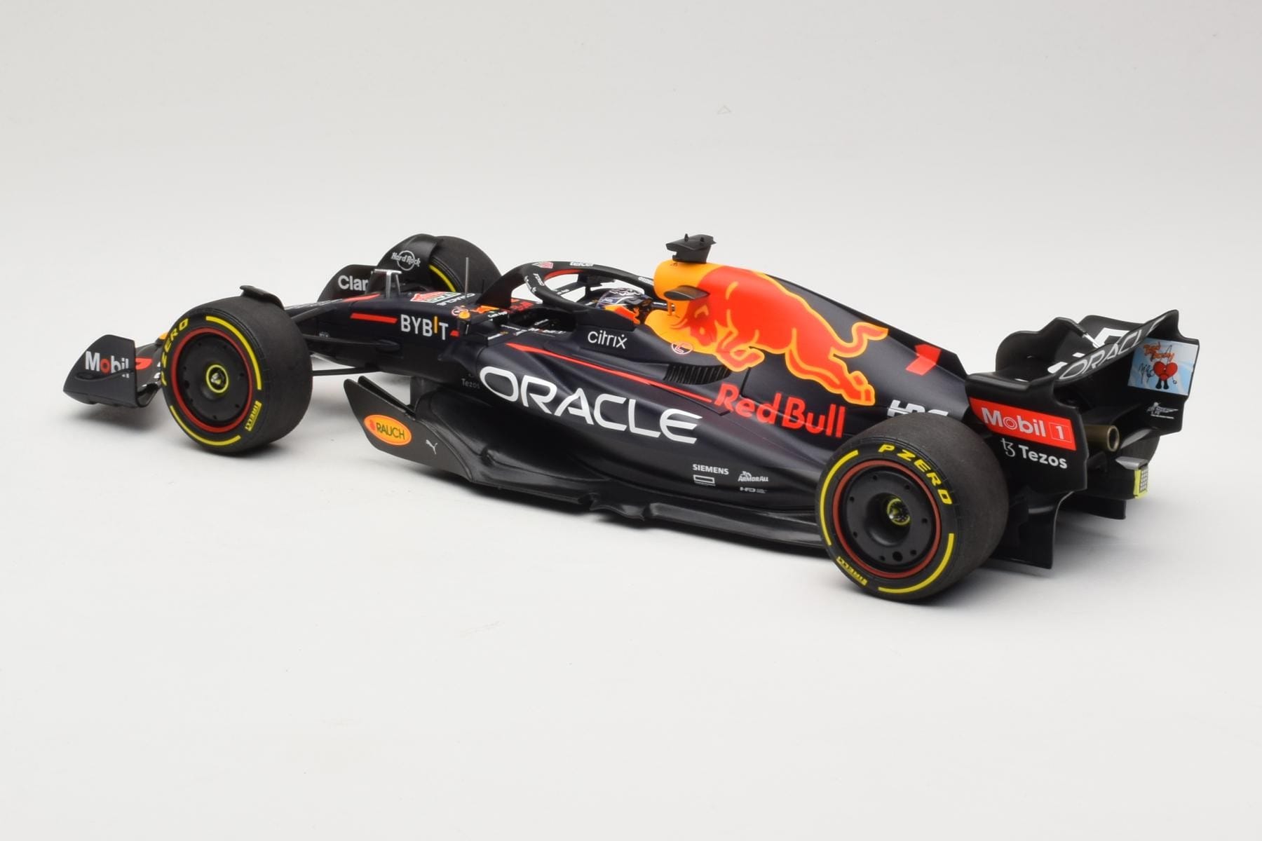 Minichamps Red Bull RB18 1/18 マイアミGP