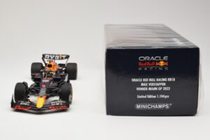 Red Bull Racing RB18 #1 M. Verstappen Winner Miami GP 2022 Minichamps 1:18 110220501 メタル - 画像 6/6