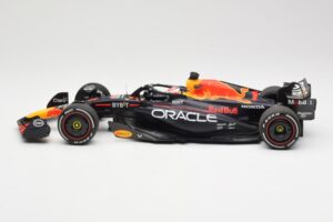 Red Bull Racing RB19 #1 M. Verstappen Winner Spanish GP 2023 Minichamps 1:18 110230801 メタル - 画像 3/6