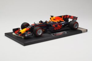 Red Bull Racing Tag Heuer RB13 #3 D. Ricciardo 3rd Place Malaysian GP 2017 Minichamps 1:18 117171503 メタル - 画像 2/6