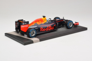 Red Bull RB12 Tag Heuer #3 D. Ricciardo Red Bull Racing Brazilian Grand Prix 2016 Minichamps 1:18 117161203 レジン - 画像 3/6