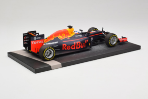 Red Bull RB12 Tag Heuer #3 D. Ricciardo Red Bull Racing Showcar 2016 Minichamps 1:18 117160003 レジン - 画像 3/7