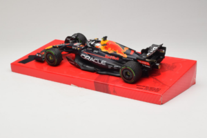 Red Bull RB18 #1 M. Verstappen Oracle Red Bull Racing Japanese Grand Prix Winner World Champion 2022 Minichamps 1:18 11322280 - 画像 5/7