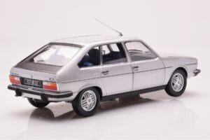 Renault 30 TX シルバー Norev 1:18 185272 メタル - 画像 3/8