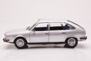Renault 30 TX シルバー Norev 1:18 185272 メタル - 画像 4/8