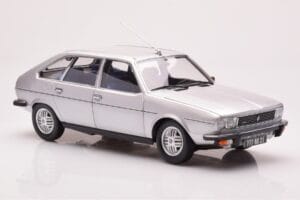 Renault 30 TX シルバー Norev 1:18 185272 メタル - 画像 6/8