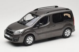 Renault Juvaquatre Break 300 kg アイボリー Norev 1:18 185260 メタル