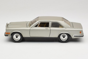 Rolls-Royce Camargue シルバー ダイヤモンドエディション Bburago 1:18 3001-M3 メタル - 画像 4/8