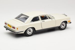 Rolls-Royce Camargue ホワイト Bburago 1:22 3001-M1 メタル - 画像 2/8