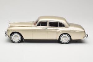 Rolls-Royce Silver Cloud III Flying Spur H.J. Mulliner ゴールド MCG 1:18 MCG18058 メタル - 画像 3/6
