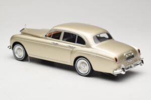 Rolls-Royce Silver Cloud III Flying Spur H.J. Mulliner ゴールド MCG 1:18 MCG18058 メタル - 画像 5/6