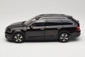 Skoda Octavia Mk4 Combi ブラウン Paudi Model 1:18 ZMR000005BRA メタル - 画像 4/8
