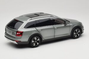 Skoda Octavia Mk4 Combi グリーン Paudi Model 1:18 ZMR000005GRU メタル - 画像 3/8
