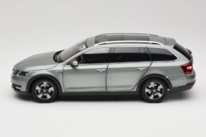 Skoda Octavia Mk4 Combi グリーン Paudi Model 1:18 ZMR000005GRU メタル - 画像 4/8