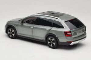 Skoda Octavia Mk4 Combi グリーン Paudi Model 1:18 ZMR000005GRU メタル - 画像 7/8