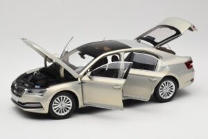 Skoda Superb Mk3 ゴールド Paudi Model 1:18 ZSS000006GOLD メタル - 画像 2/8