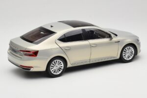Skoda Superb Mk3 ゴールド Paudi Model 1:18 ZSS000006GOLD メタル - 画像 3/8