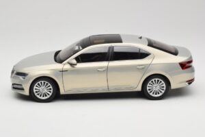 Skoda Superb Mk3 ゴールド Paudi Model 1:18 ZSS000006GOLD メタル - 画像 4/8