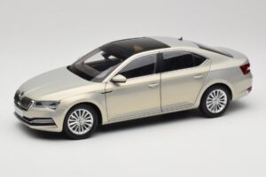 Skoda Superb Mk3 ゴールド Paudi Model 1:18 ZSS000006GOLD メタル