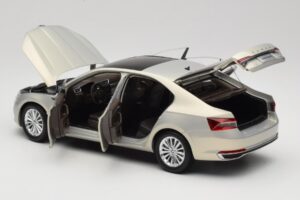 Skoda Superb Mk3 ゴールド Paudi Model 1:18 ZSS000006GOLD メタル - 画像 5/8