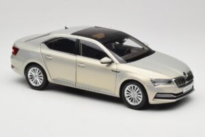Skoda Superb Mk3 ゴールド Paudi Model 1:18 ZSS000006GOLD メタル - 画像 6/8