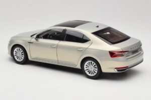 Skoda Superb Mk3 ゴールド Paudi Model 1:18 ZSS000006GOLD メタル - 画像 7/8