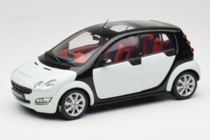 Smart Forfour ホワイト Kyosho 1:18 0019141V001C01Q00 メタル