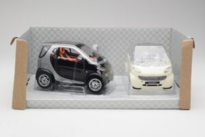 Smart Fortwo ブラック & ホワイト Maisto 1:18 56045 メタル