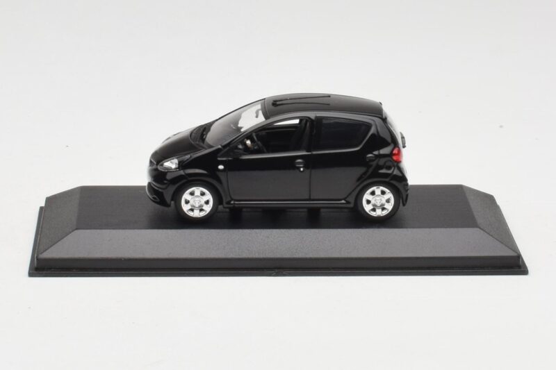 Toyota Aygo AB10 ブラック Minichamps 1:43 400166401 メタル