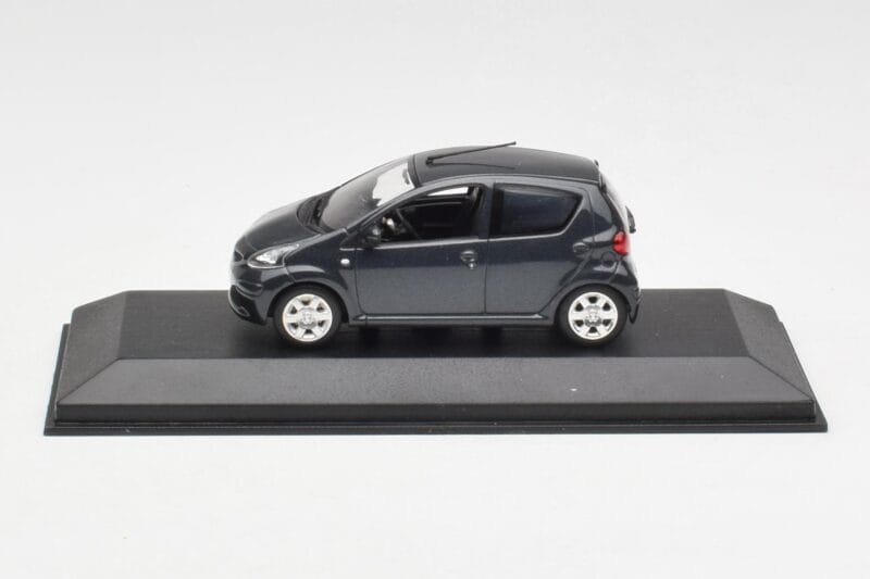 Toyota Aygo AB10 Grey Metallic Minichamps 1:43 AYGO001 メタル