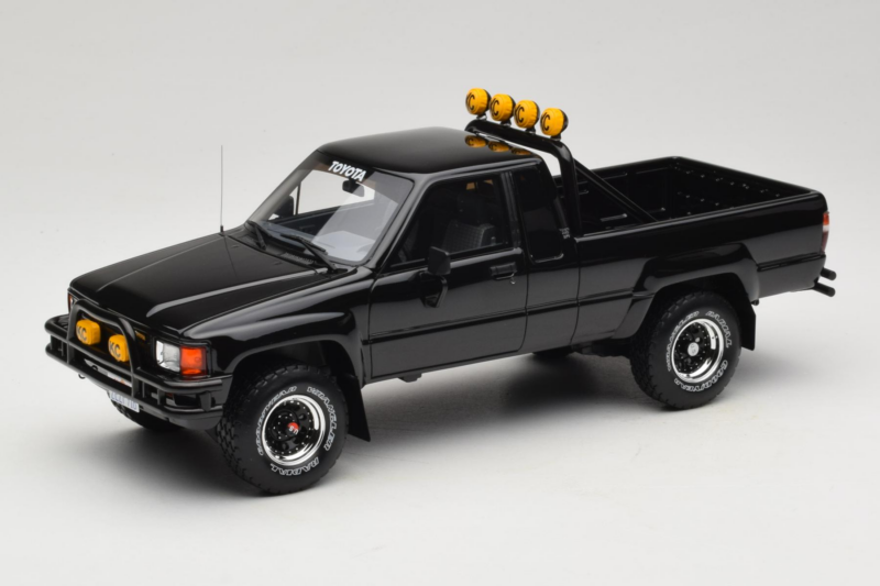 Toyota Hilux N60 SR5 Pickup ブラック Otto 1:18 OT481B レジン