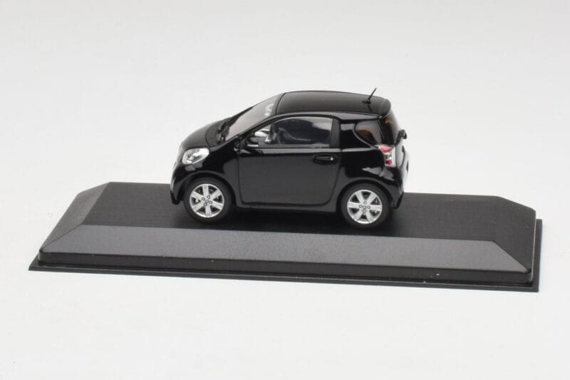 Toyota iQ ブラック マイカ Minichamps 1:43 403166803 メタル