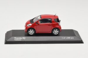 Toyota iQ レッド Minichamps 1:43 400166800 メタル