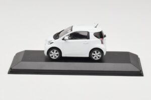 Toyota iQ ホワイト Minichamps 1:43 TOYOTA009 メタル