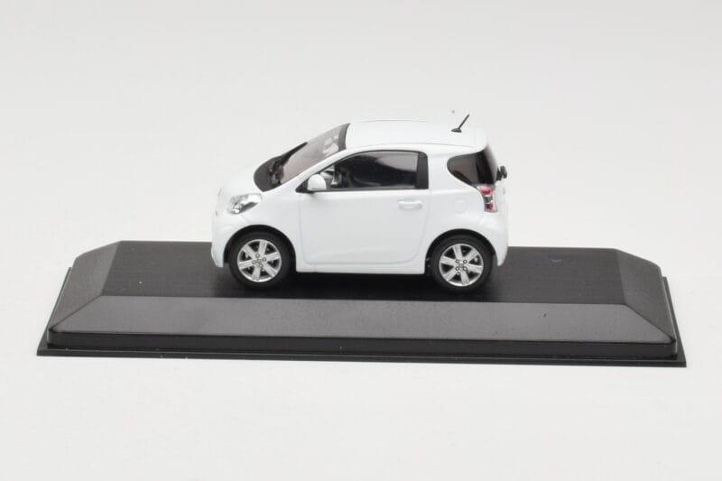 Toyota iQ ホワイト Minichamps 1:43 TOYOTA009 メタル