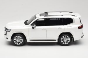 Toyota Land Cruiser J300 ZX ホワイト LCD 1:18 LCD18013-ZX-WH メタル - 画像 4/8