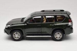 Toyota Land Cruiser Prado J150 グリーン Paudi Model 1:18 623132-GR メタル - 画像 4/8