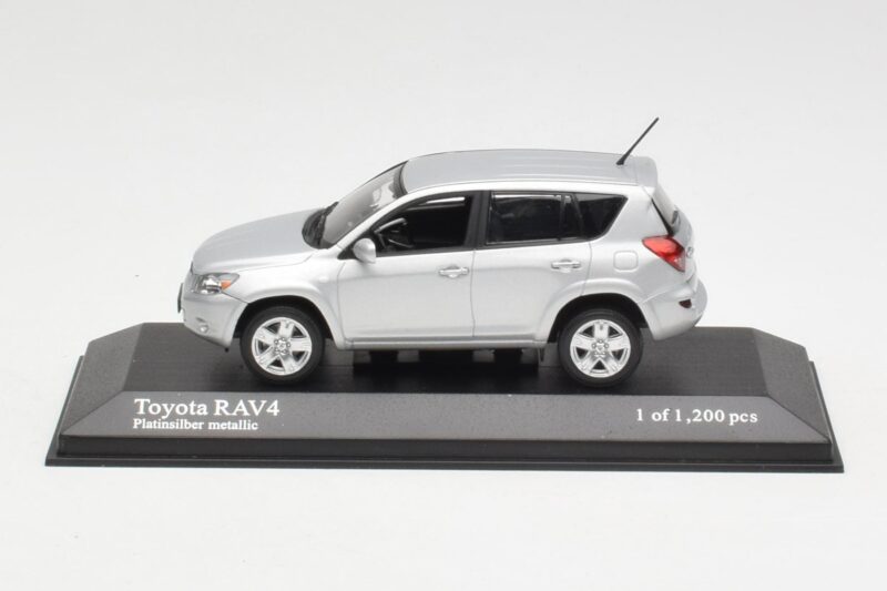 Toyota RAV4 XA30 シルバー Minichamps 1:43 400166570 メタル